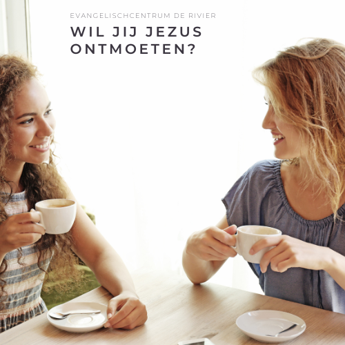 twee vrouwen die met een kop koffie kletsen over het geloof